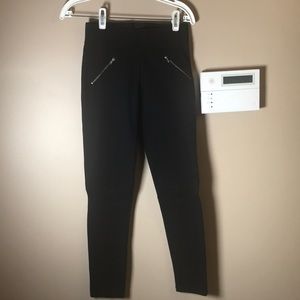 Black pants. Leggings with Zipper detail. Sz M
